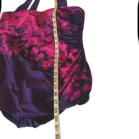 MIRACLESUIT PLUM AND FLORAL ONE PIECE WRAP
SWIMSUIT SIZE 14 - Picture 9 of 11